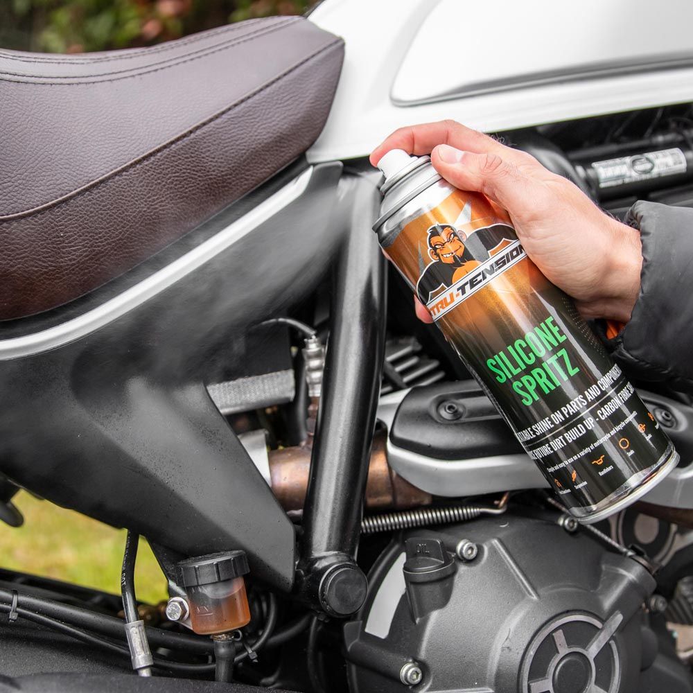 TRU-TENSION Silicone Spritz Spray - op een motor