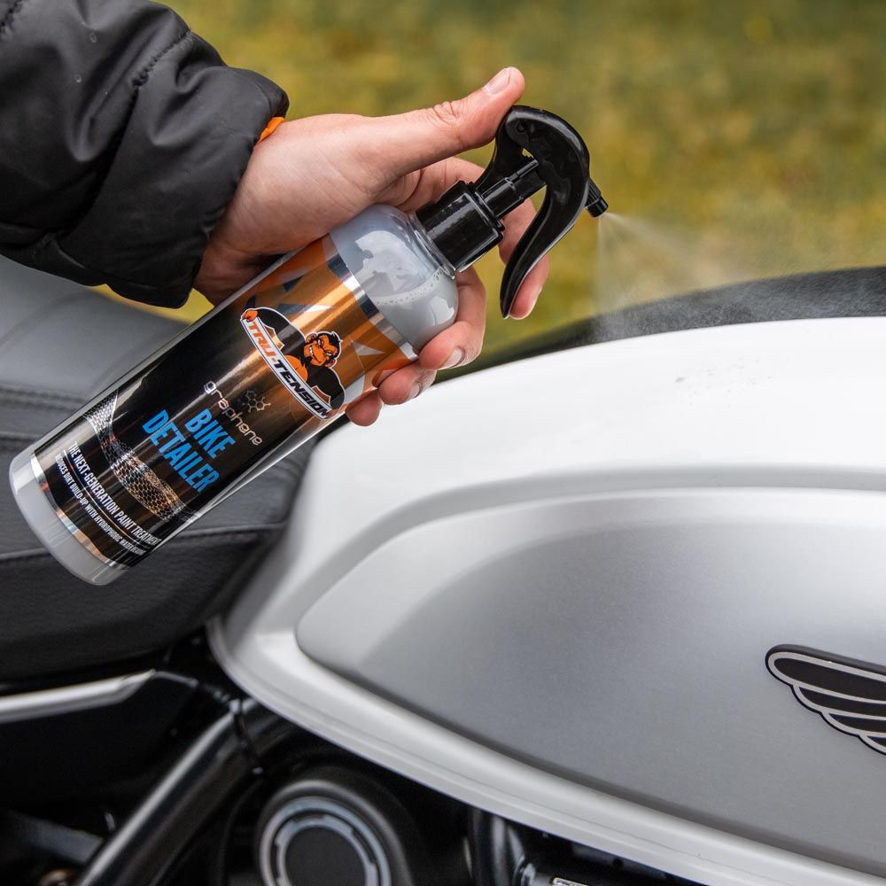 TRU-TENSION Graphene Paint Detailer -   hier op een tank van een motor