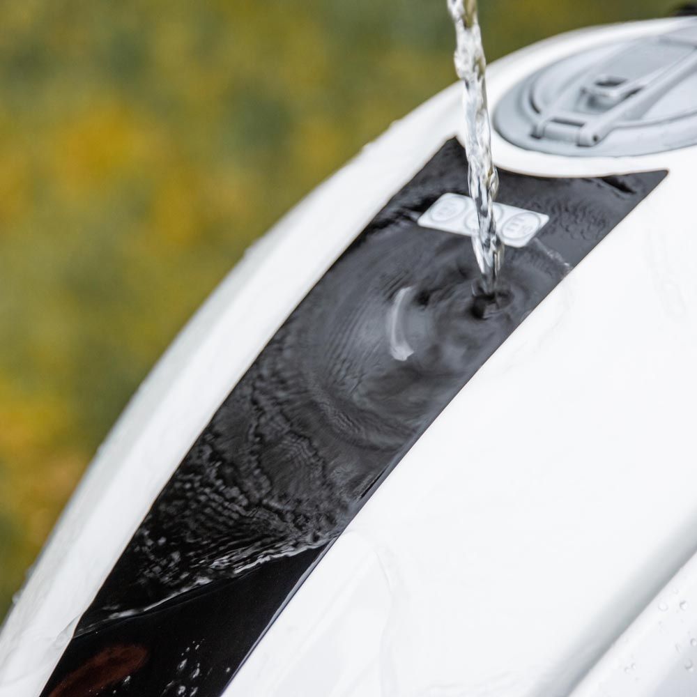 TRU-TENSION Graphene Paint Detailer -   waterafstotend op een motor tank