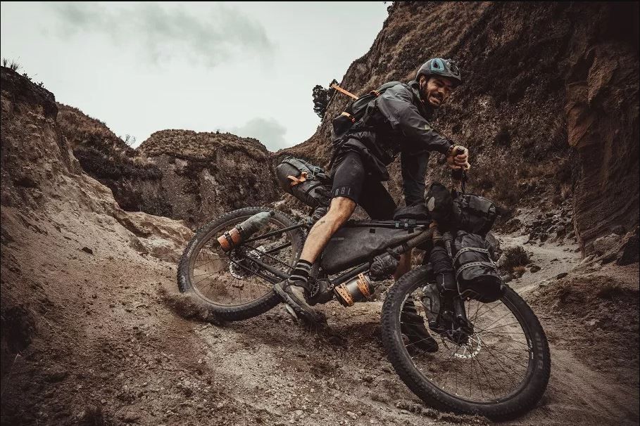 FIXPLUS straps ideaal voor bikepacking
