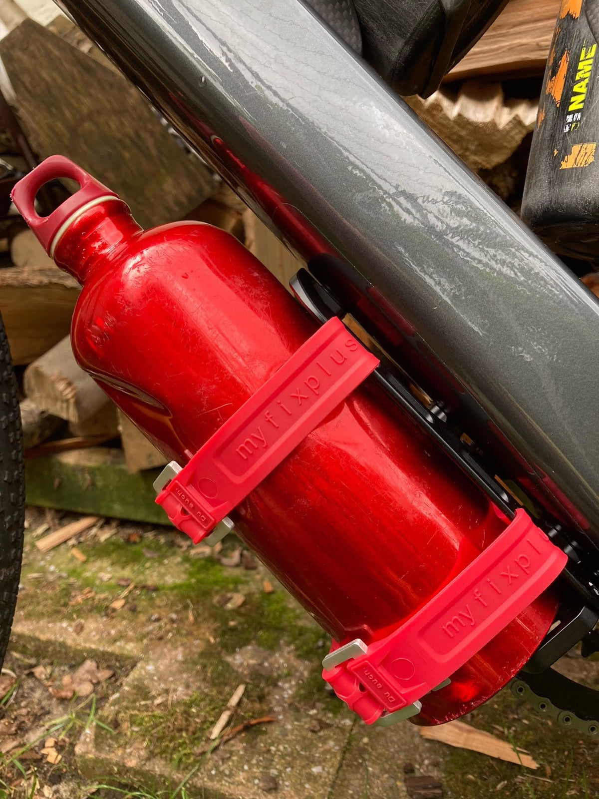 FIXPLUS Cargo Cage aluminium bagagedrager voor bikepacking - aan de onderzijde van het fiets frame gemonteerd met fiplus straps en een bidon