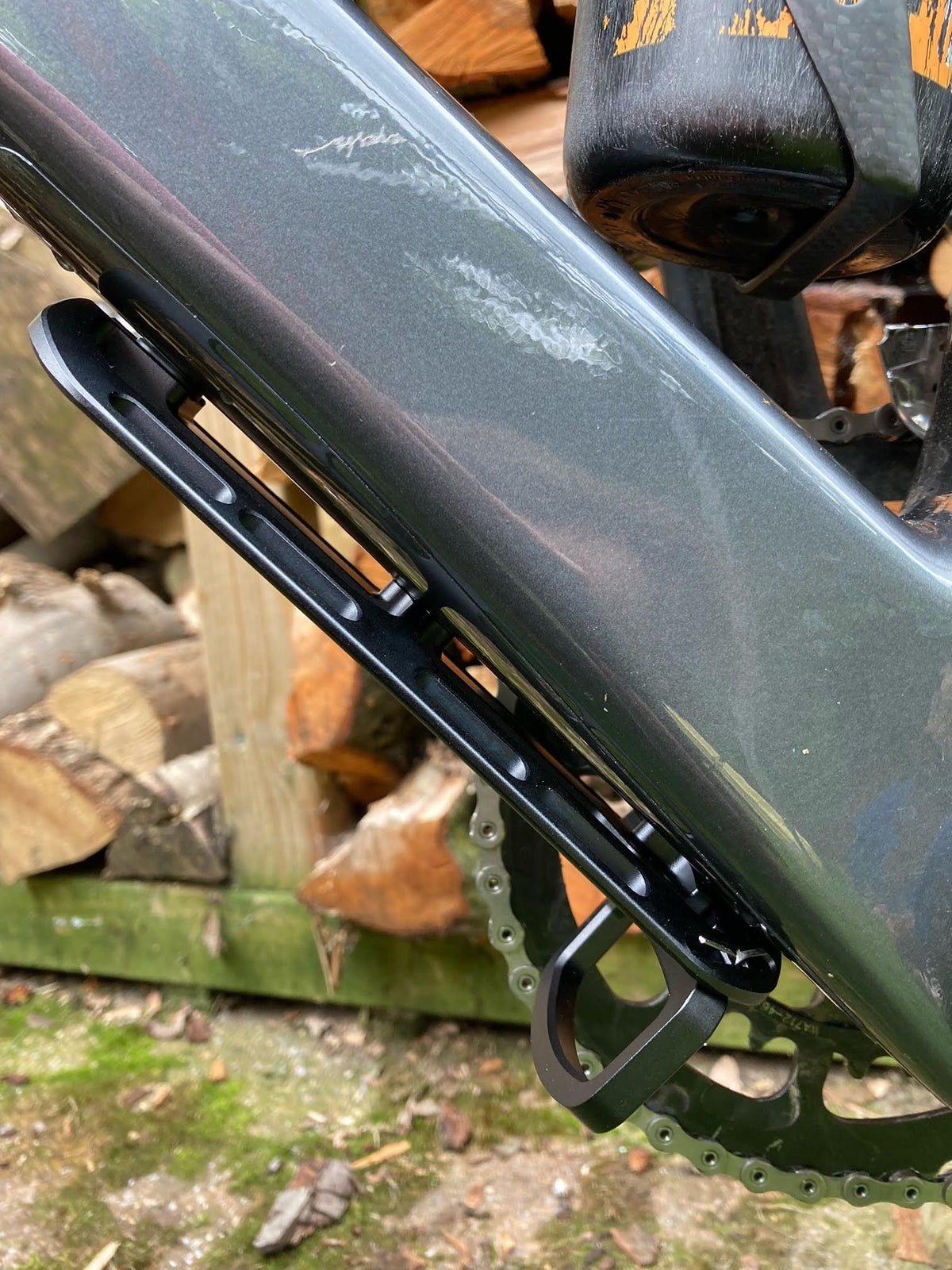 FIXPLUS Cargo Cage aluminium bagagedrager voor bikepacking - zijaanzicht na montage