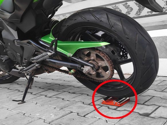 GRANDPITSTOP Groller Medium paddockstand replacement geplaatst onder het achterwiel