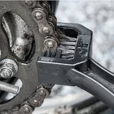 MUC-OFF Motorcycle Chain Cleaning Brush – in gebruik bij een motorketting