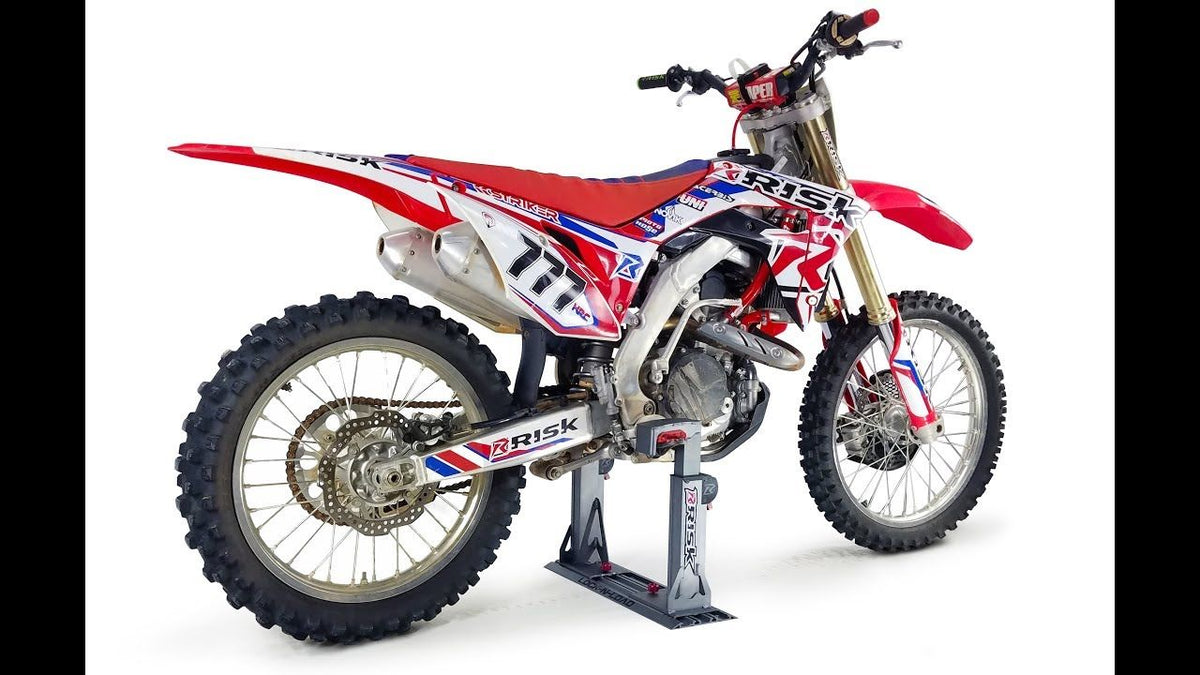 RISK RACING Lock-N-Load PRO motortransport systeem - een crossmotor op de steunen

