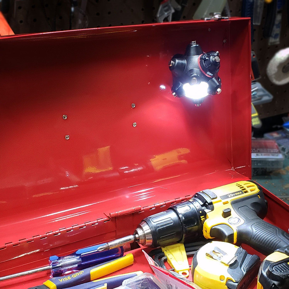 RISK RACING Magnetic Light Mine Professional VAST GEPLAKT IN EEN GEREEDSCHAPSKIST